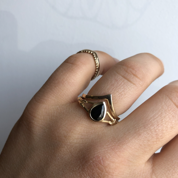 Yellow Gold Black Sapphire Oros